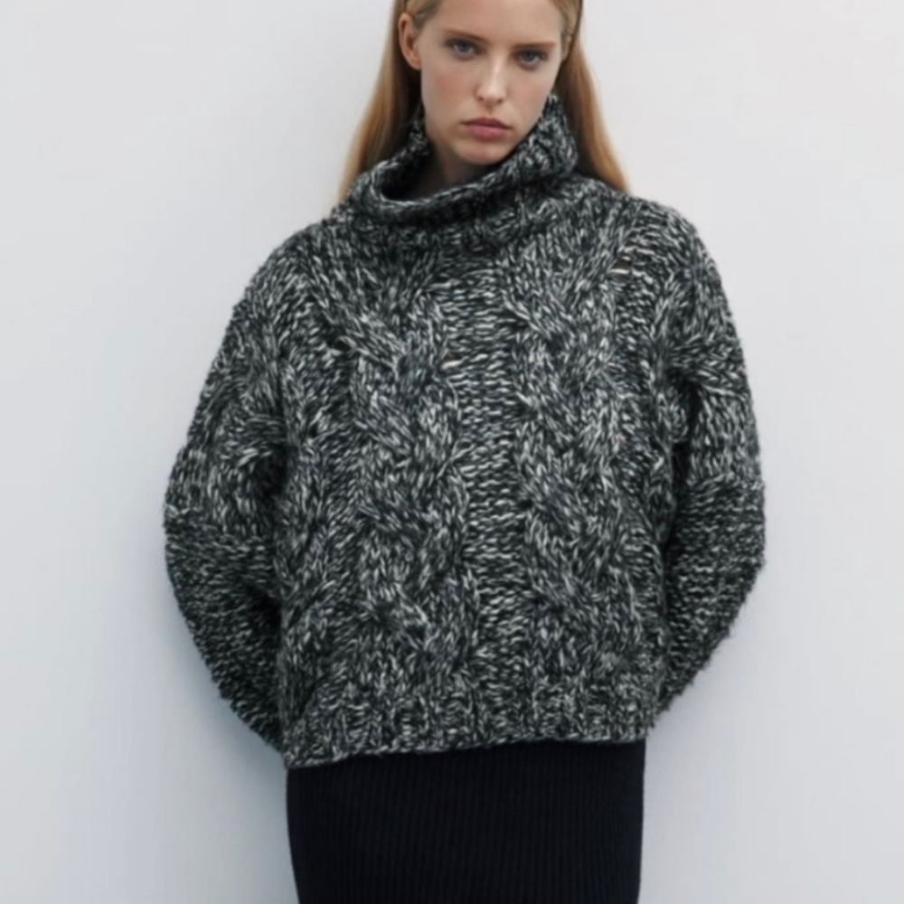 Chunky Zara Knit Turtleneck Sweater - Black and White Medium